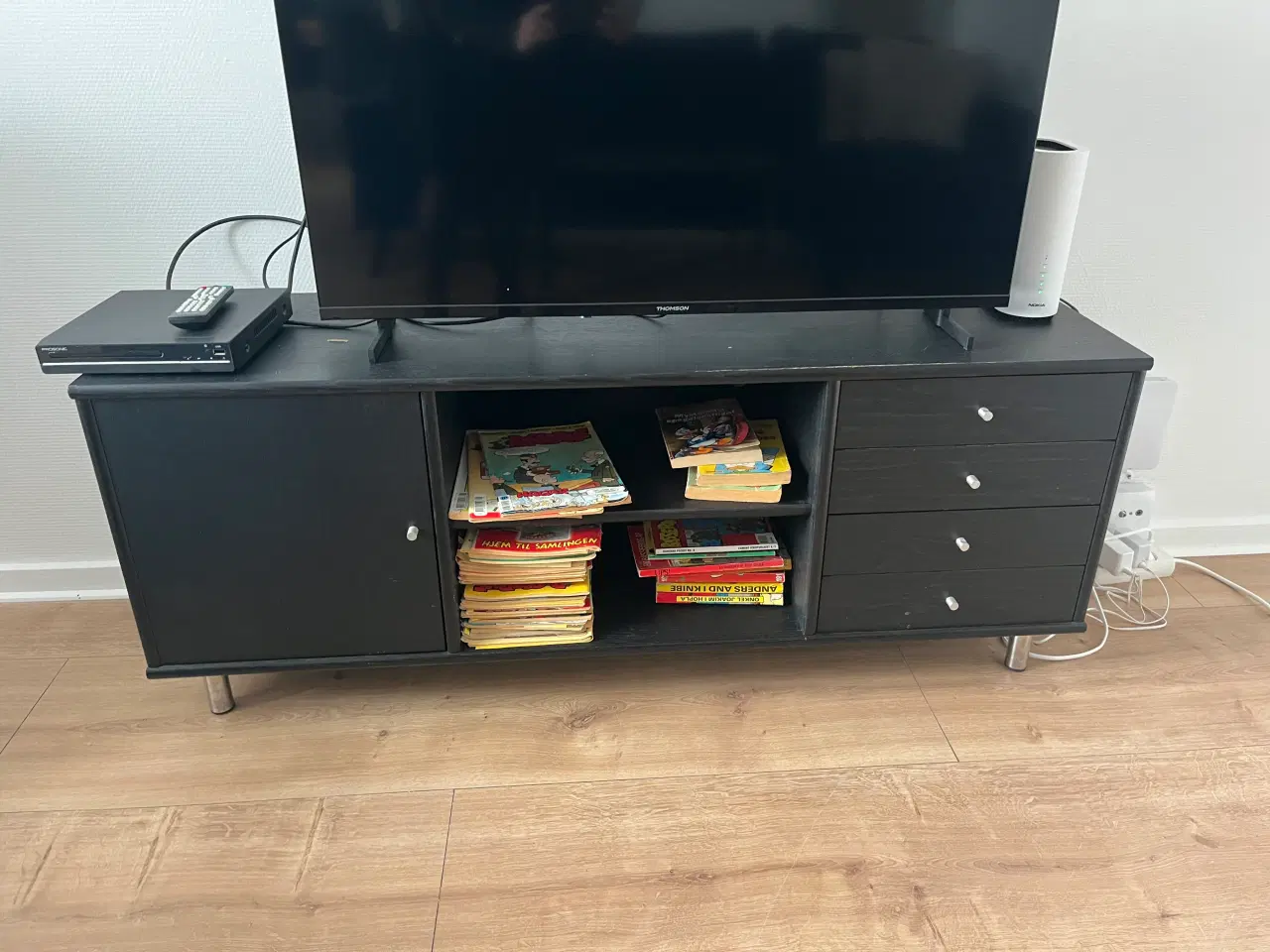 Billede 1 - TV-møbel med god opbevaring