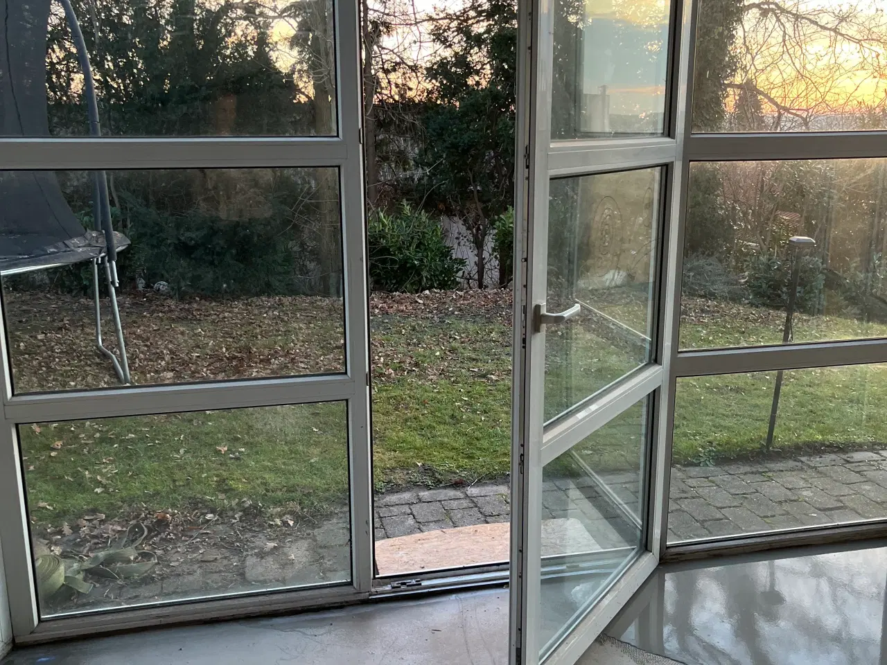 Billede 3 - Karnap i plast med vinduer og dør