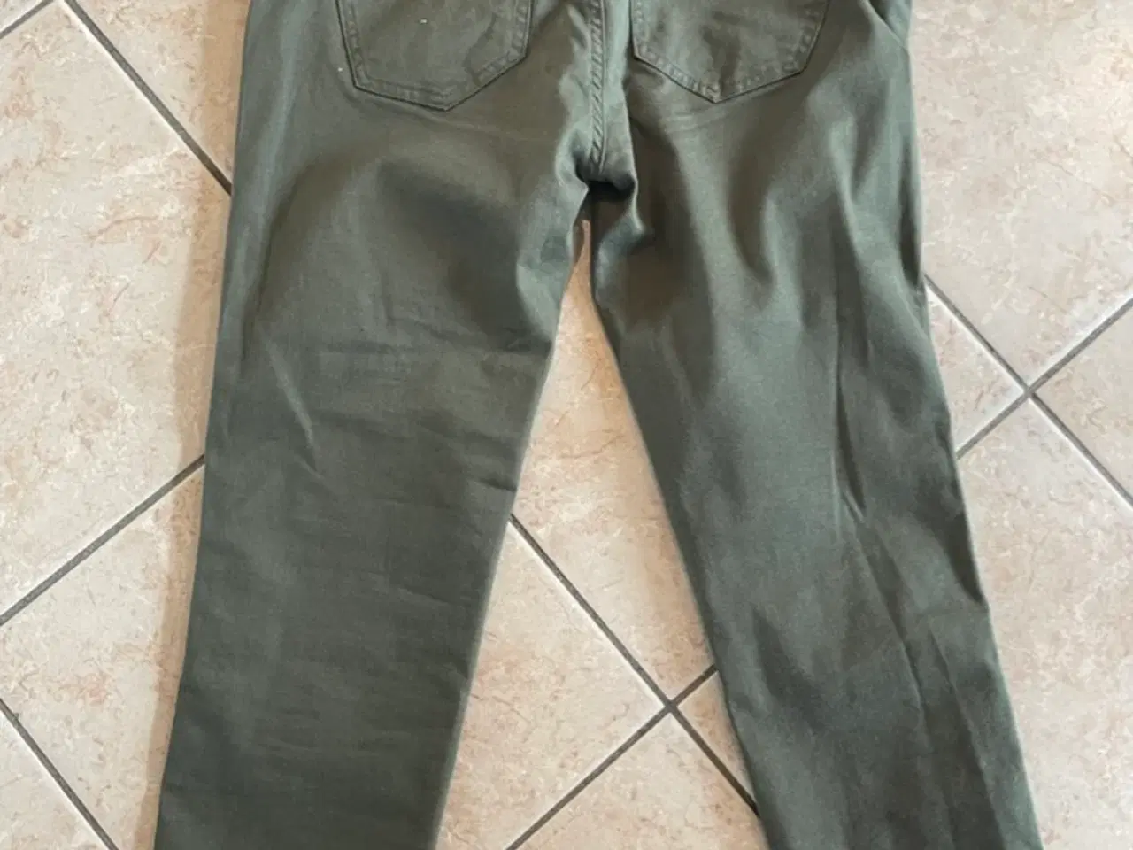 Billede 2 - Army grønne Fransa dame bukser 3/4 længde str 40