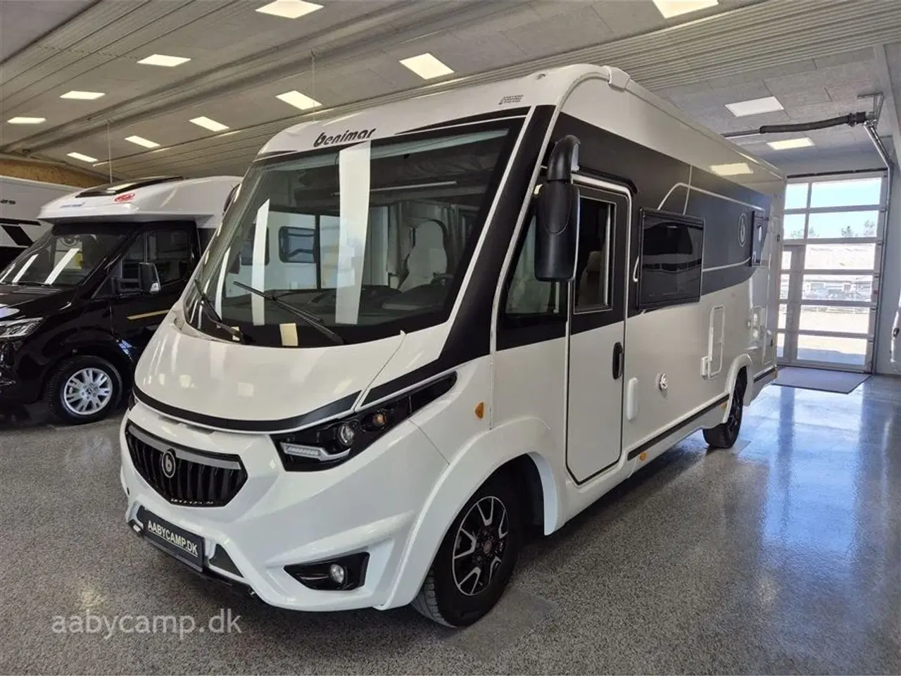 Billede 4 - 2023 - Benimar Amphitryon 983   Solceller. 2x Batterier. 2000w inverter. markise. A/C i bo-del. helårsdæk. undervognsbehandling. helårsdæk. Elektrisk indgangstrin. kun 16000 km!!!