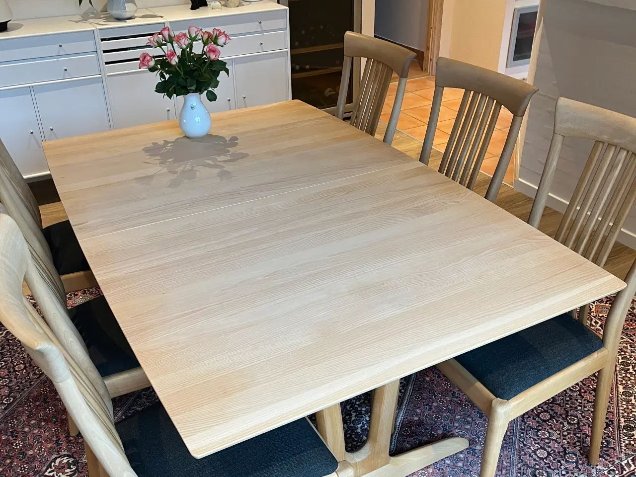Billede 1 - Spisebord med 6 stole i sæbebehandlet bøg