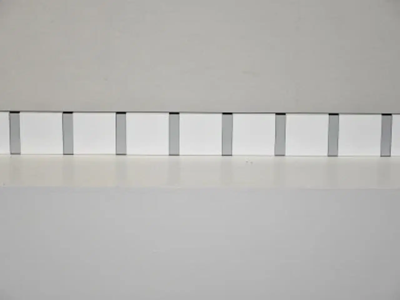 Billede 1 - Knax knagerække i hvid med 8 alu knage