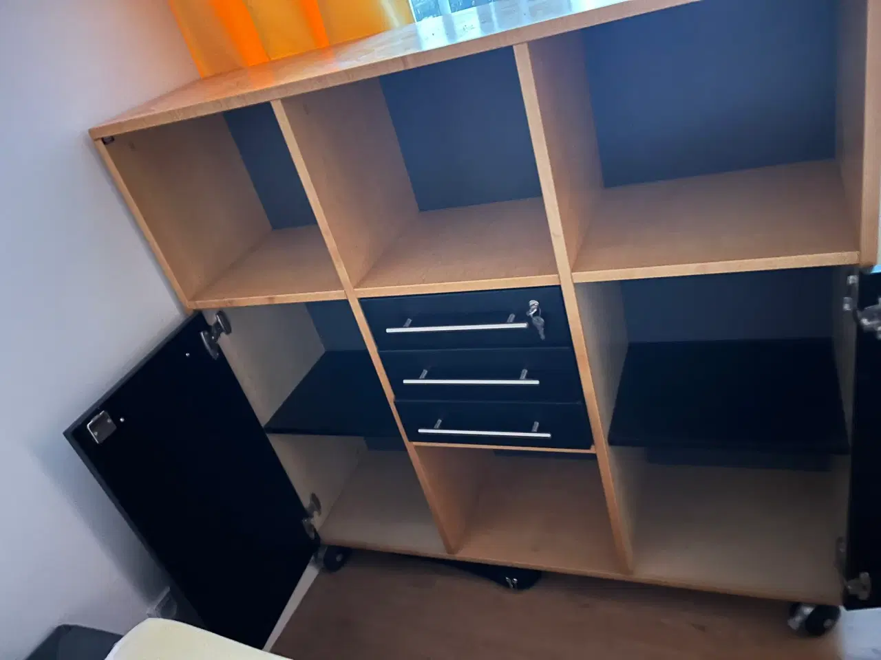 Billede 1 - Kontor Reol med Låger Sælges