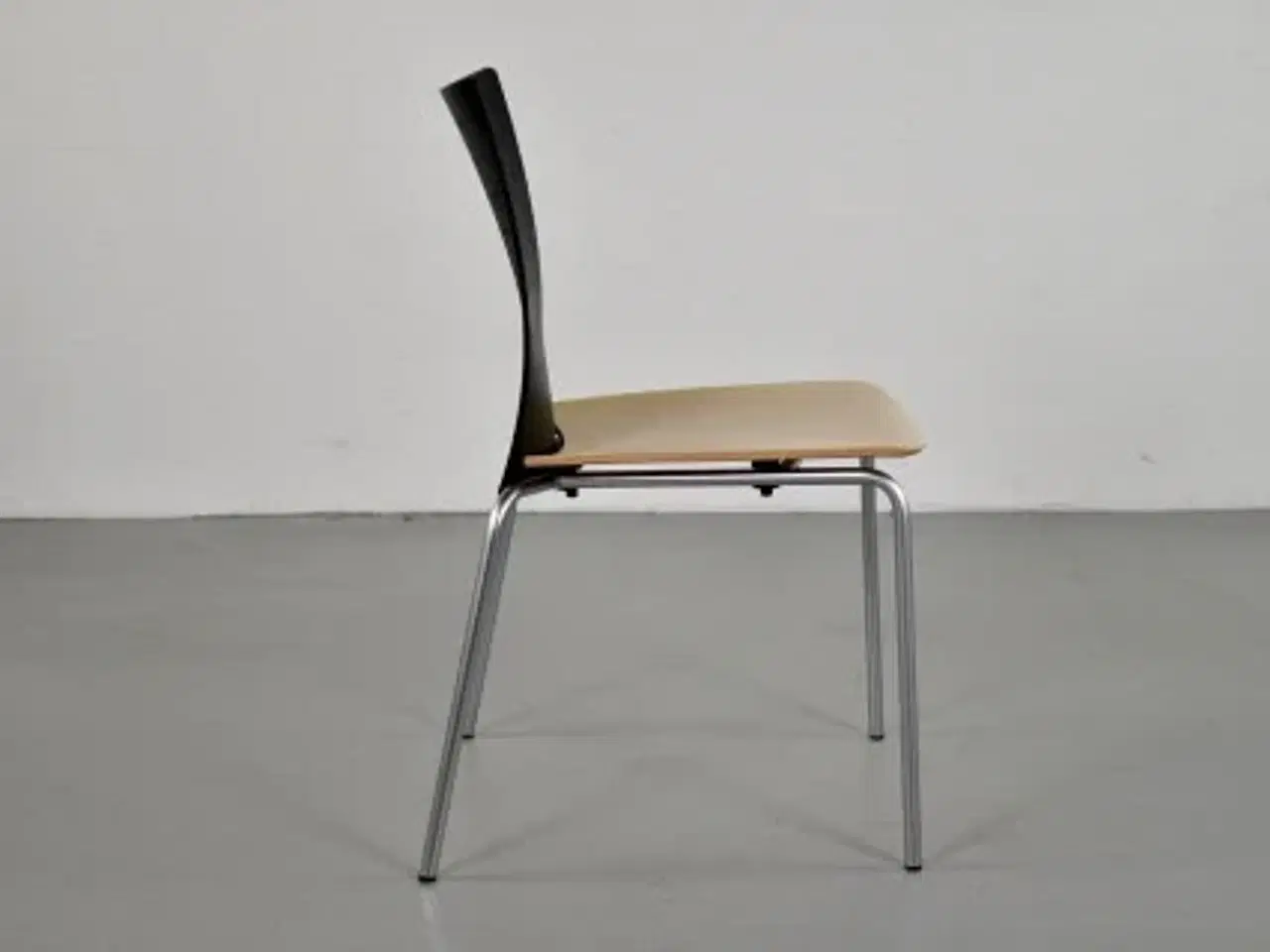 Billede 2 - Randers konference-/mødestol med sort ryg og ahorn sæde