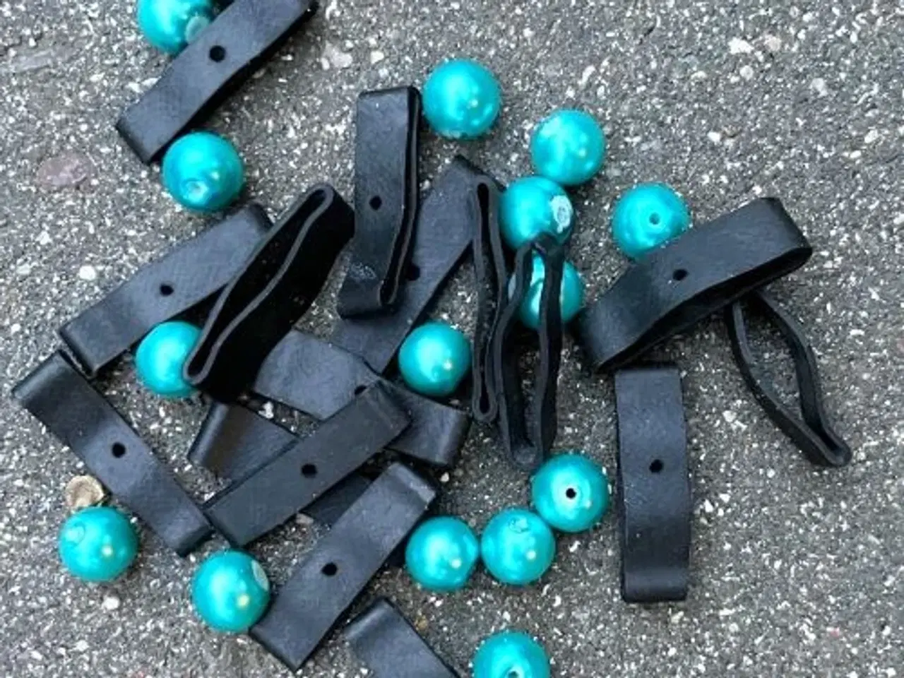 Billede 2 - Perler og cykelslange til dit eget armbånd. Materi