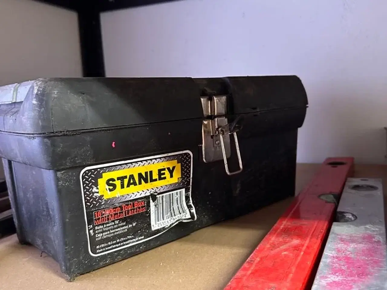 Billede 13 - Indhold på reoler af diverse håndværktøj, sikkerhedsdragter mv.