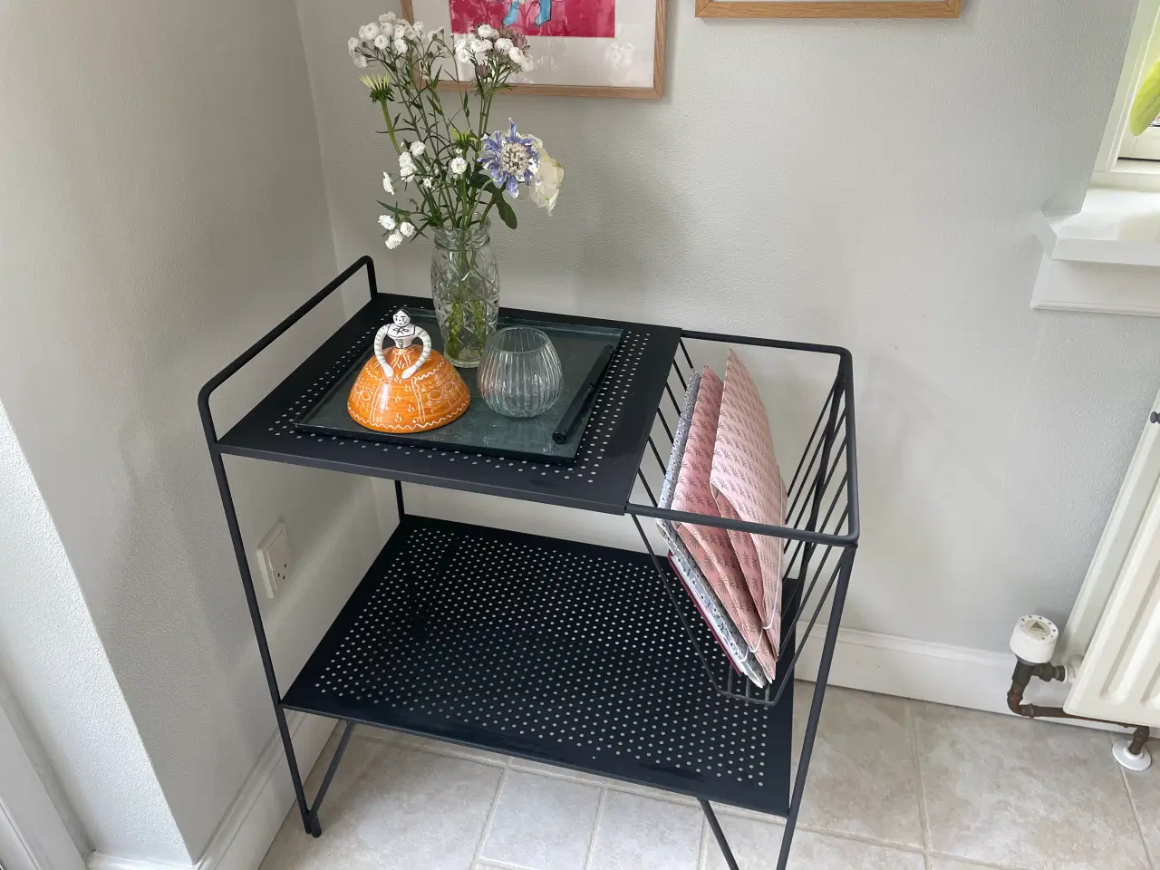 Billede 1 - sort bord med bladholder