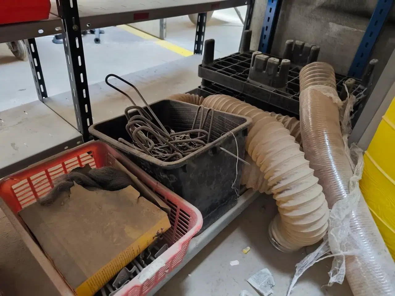 Billede 13 - Indhold på reol (højre fag)