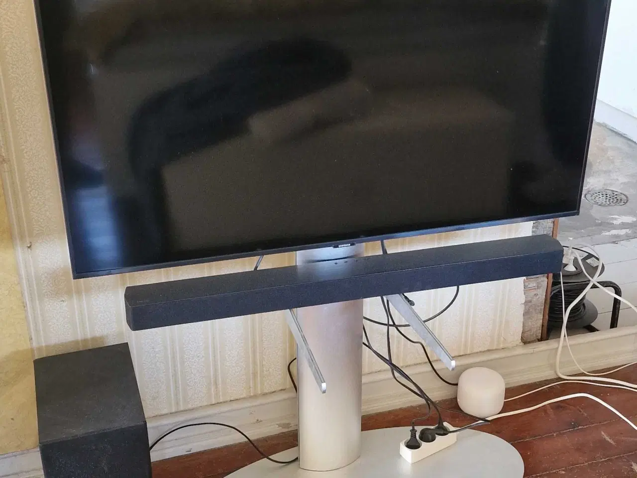 Billede 1 - TV sokkel i grå metal/plast.