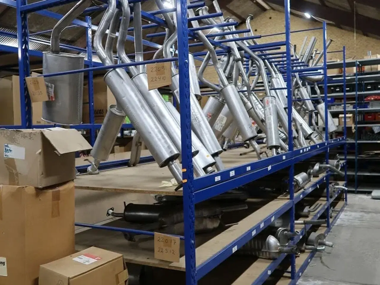 Billede 1 - Reol til udstødninger