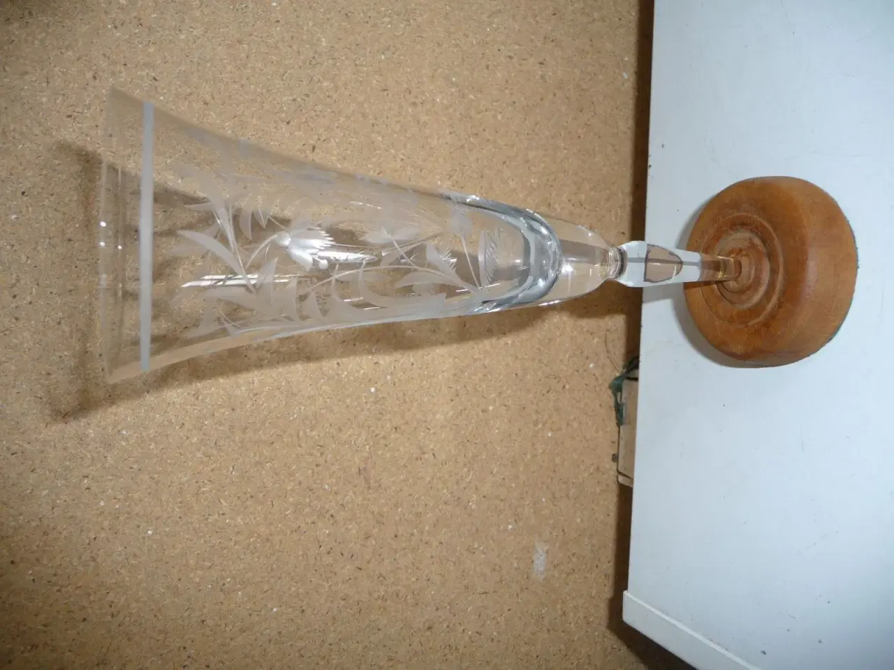 Billede 1 - høj glas med træ fod, den er 19 cm høj.