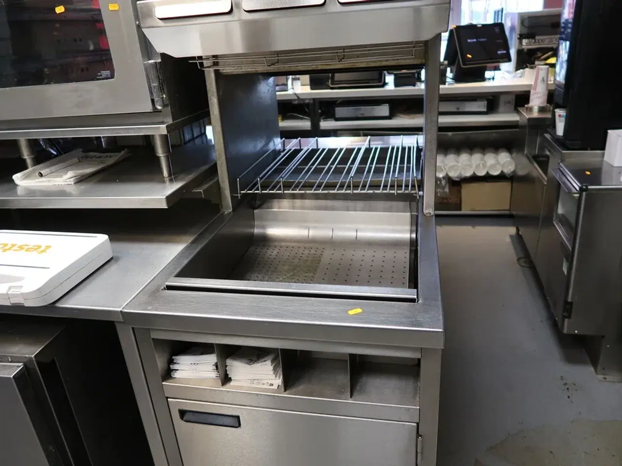 Billede 4 - Serveringsstation med indhold