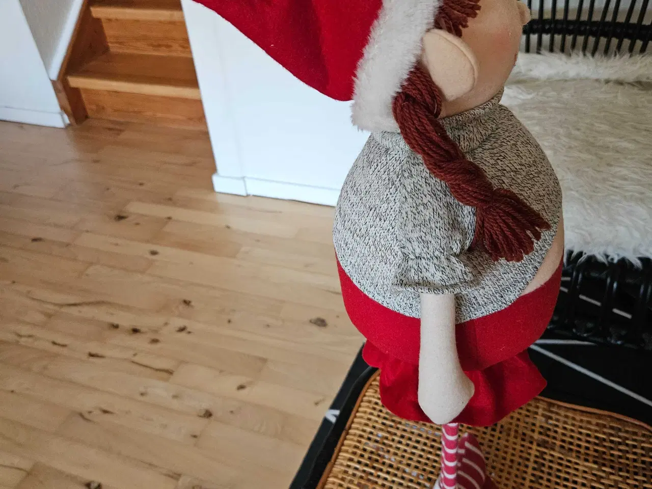 Billede 3 - SØD NISSEPIGE MED SLIKKEPIND 