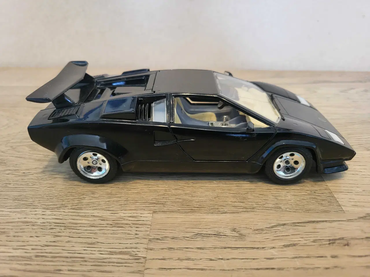 Billede 1 - Modelbil: Lamborghini Countach 1988.  Skala 1:24