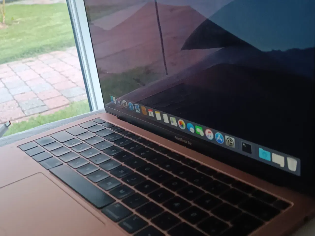 Billede 2 - MacBook Air 2019 i5 - Læs beskrivelsen