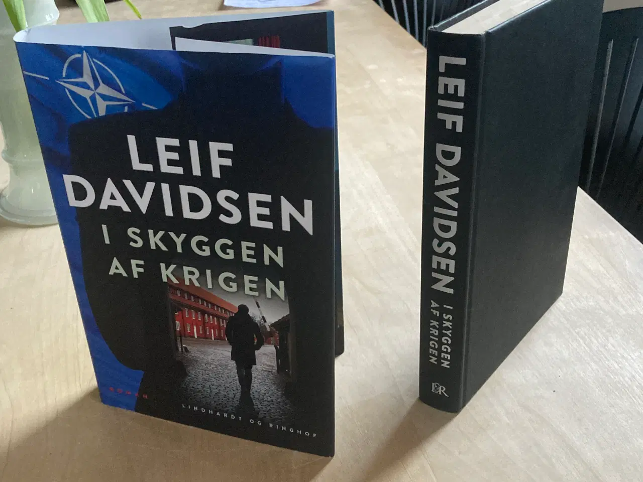 Billede 3 - I skyggen af krigen; spændingsroman af Leif Davids