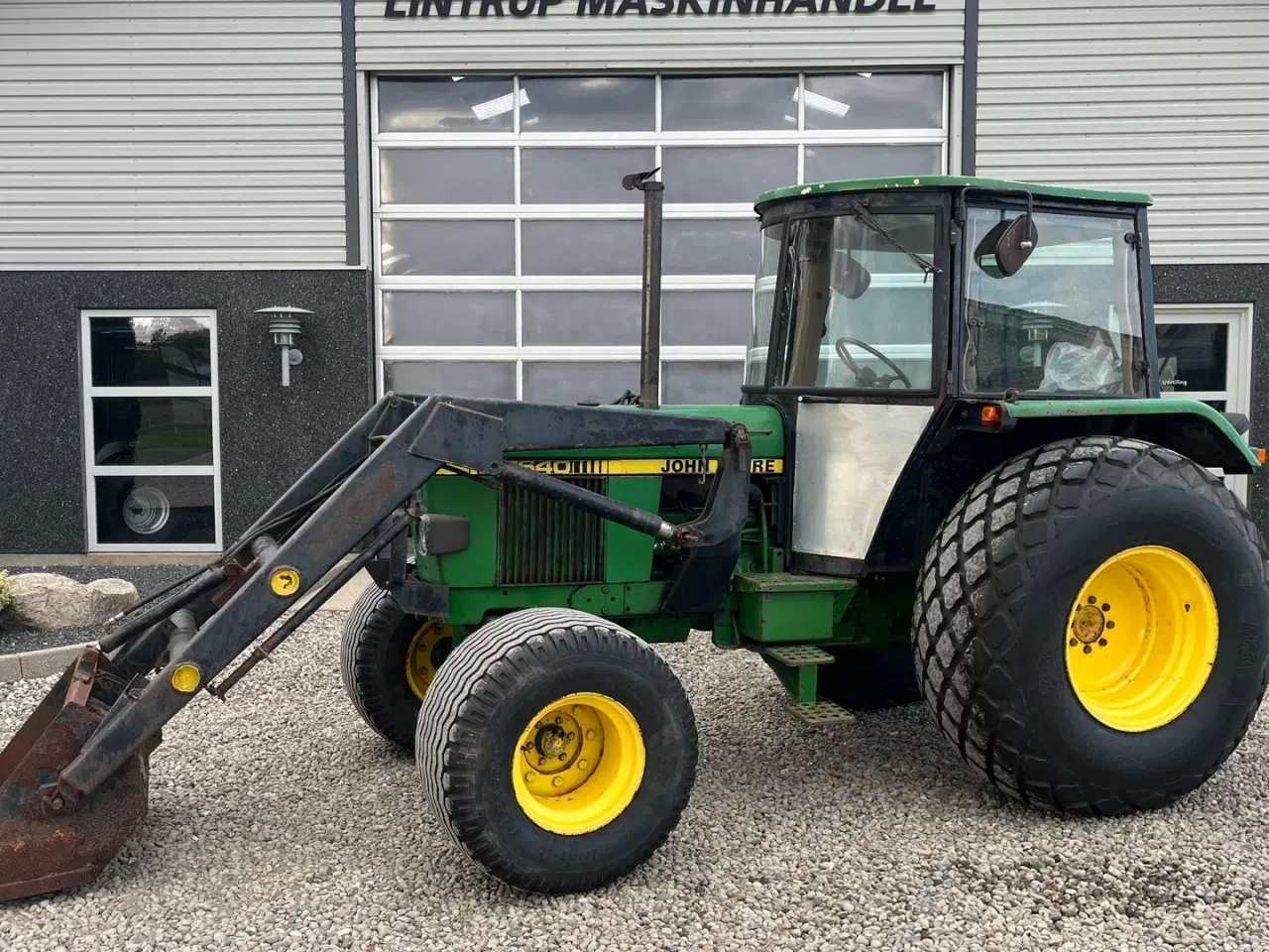 Billede 1 - John Deere 1640 Med græsdæk og frontlæsser