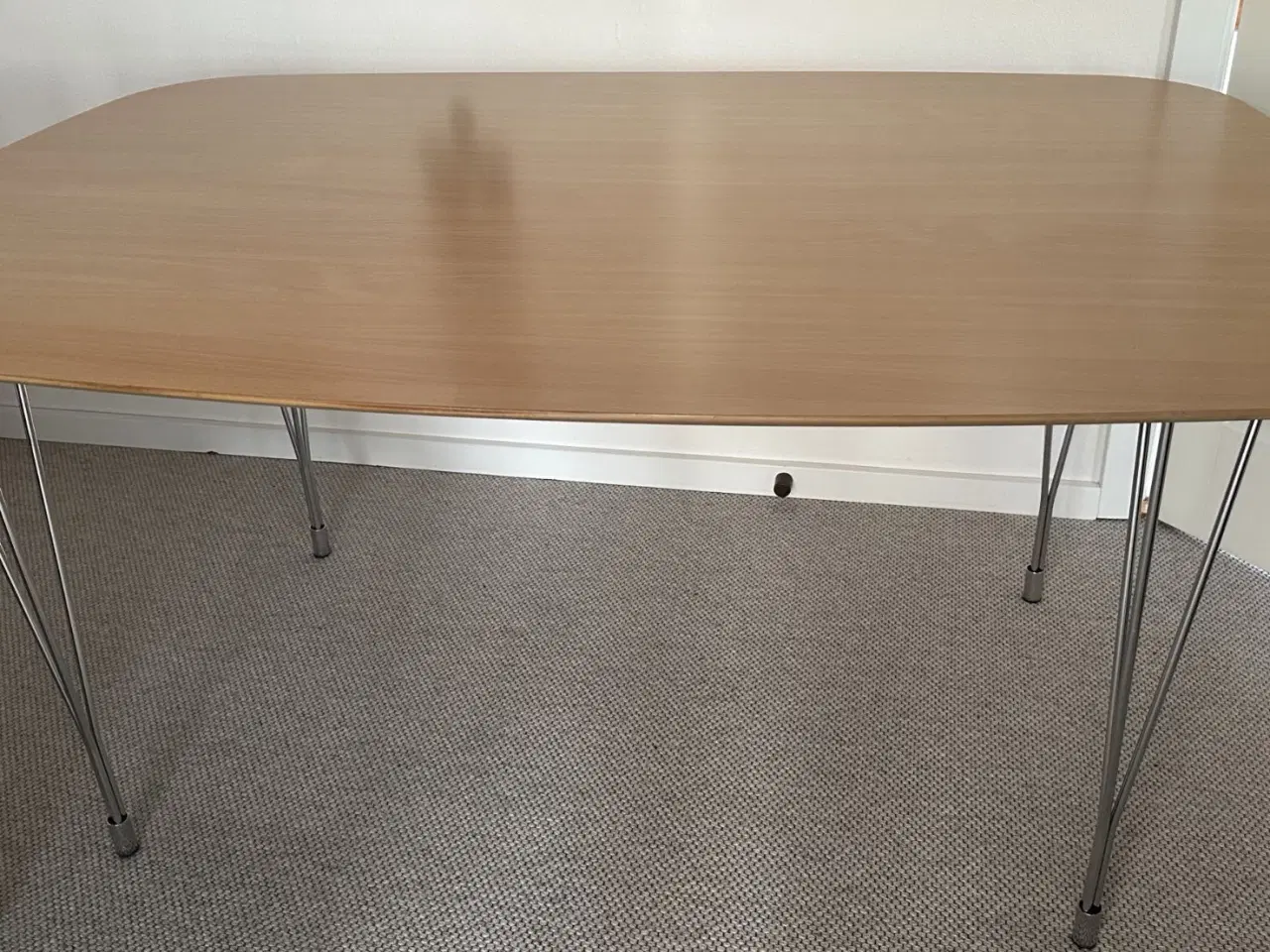 Billede 1 - Spisebord i bøgelaminat overflade og kromben.