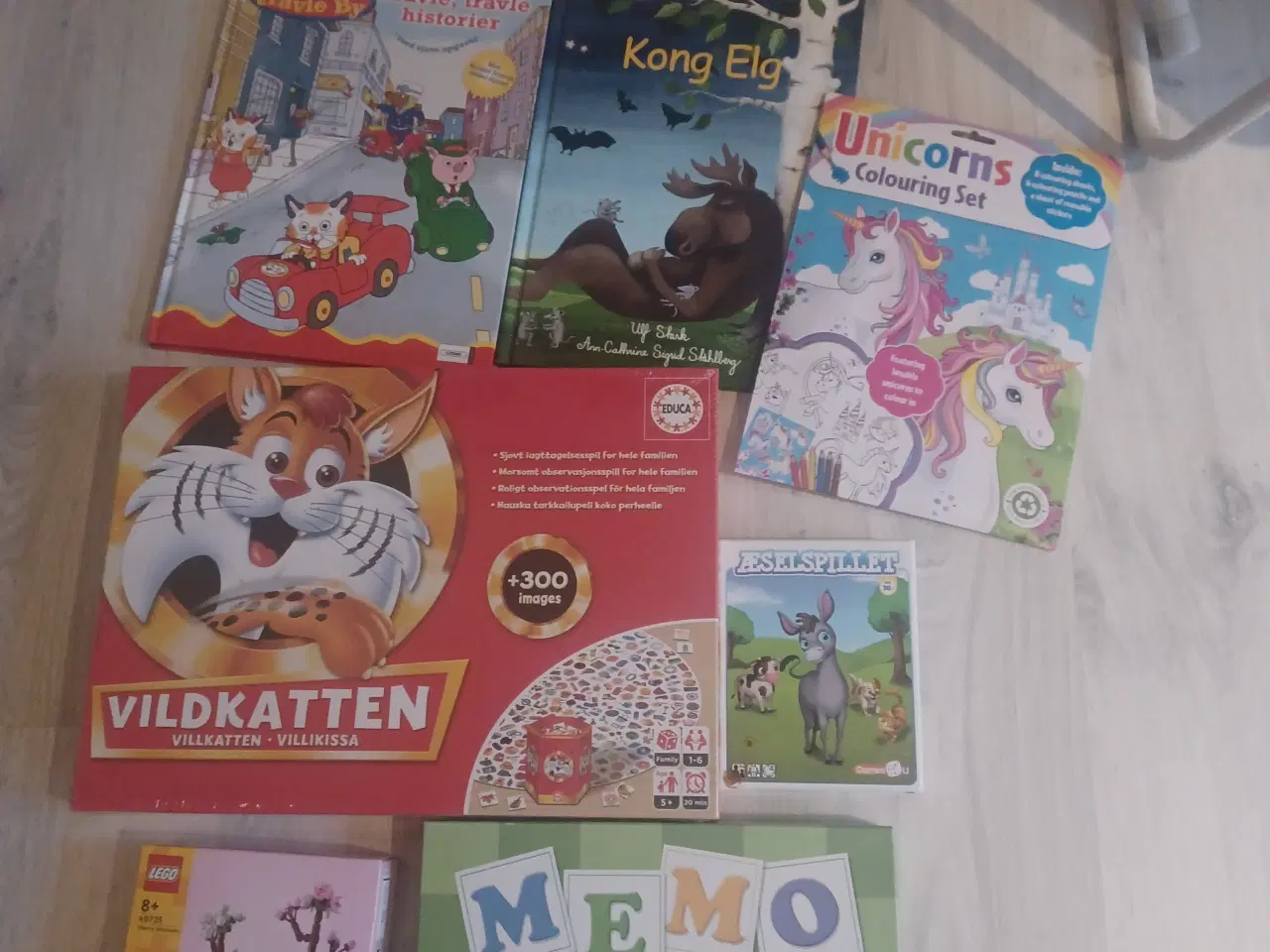 Billede 1 - Spil og bøger