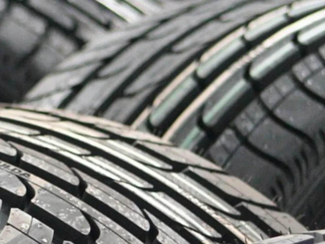 Billede 1 - Dæk på fælge plus afkapsler