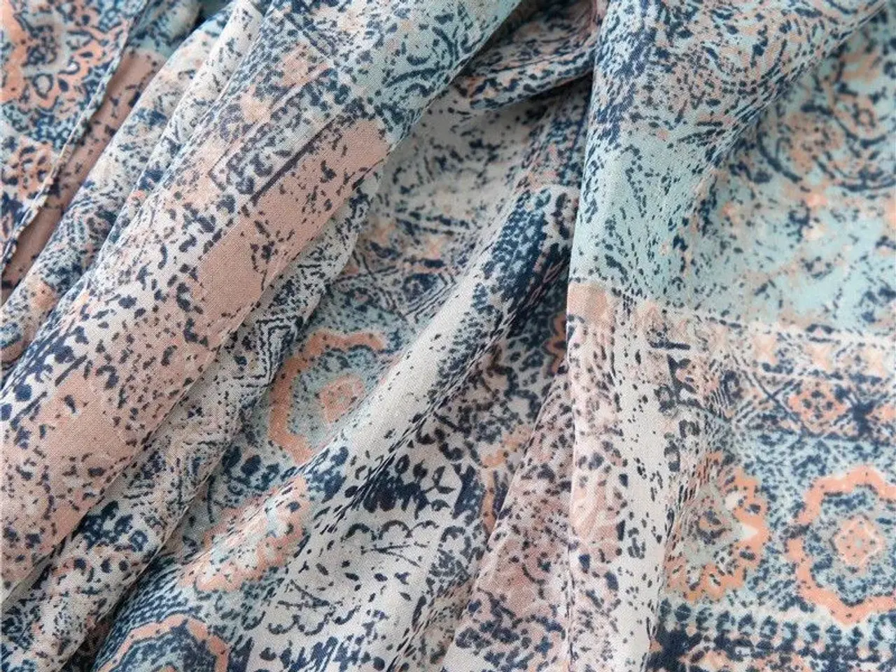Billede 5 - Multifarvet tørklæde med kvaster