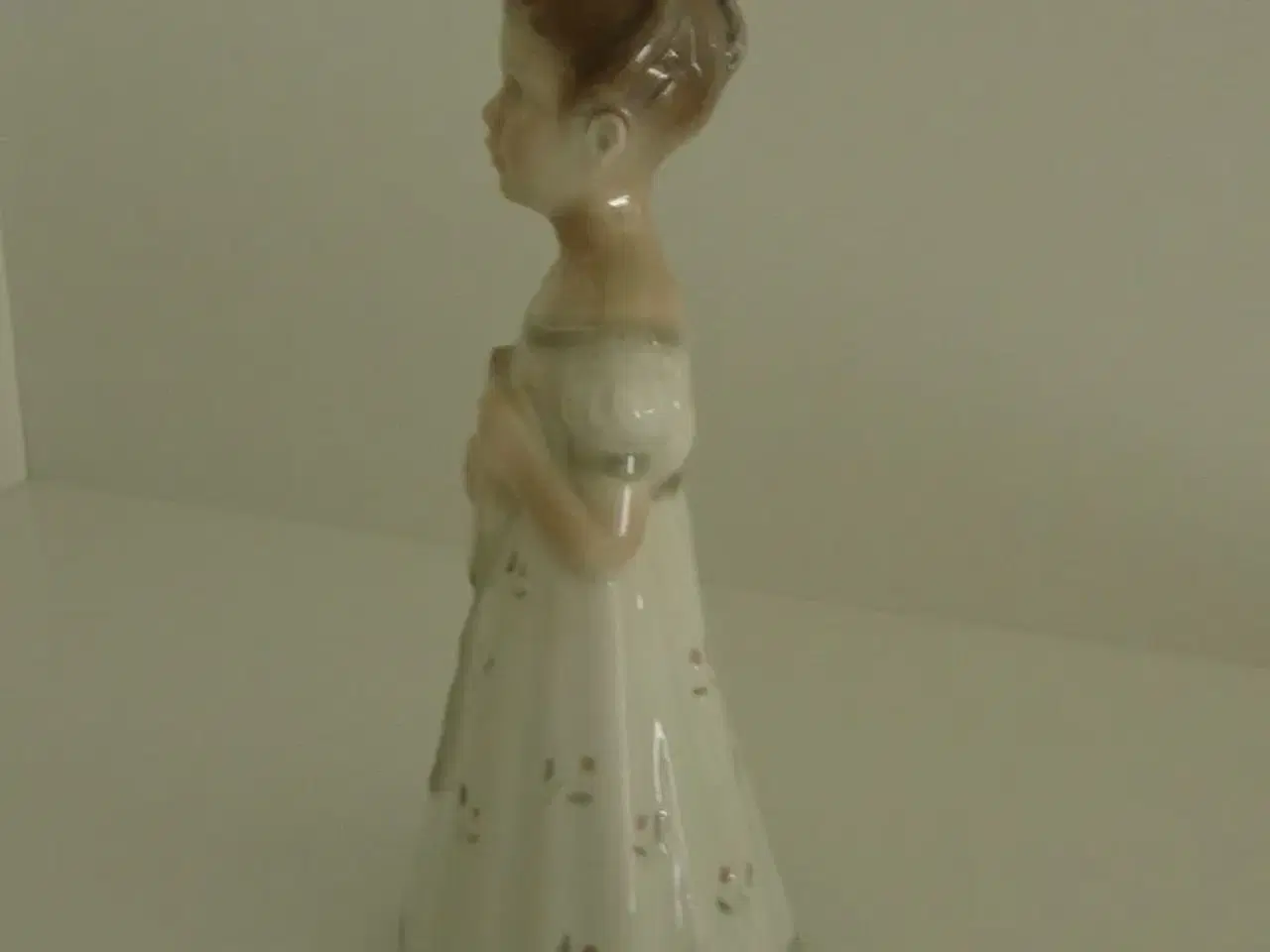 Billede 2 - Lyngby porcelænsfigur pige "Charlotte" 