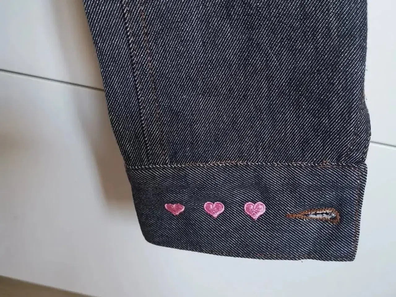 Billede 6 - Cowboyjakke str XS med små lyserøde hjerter
