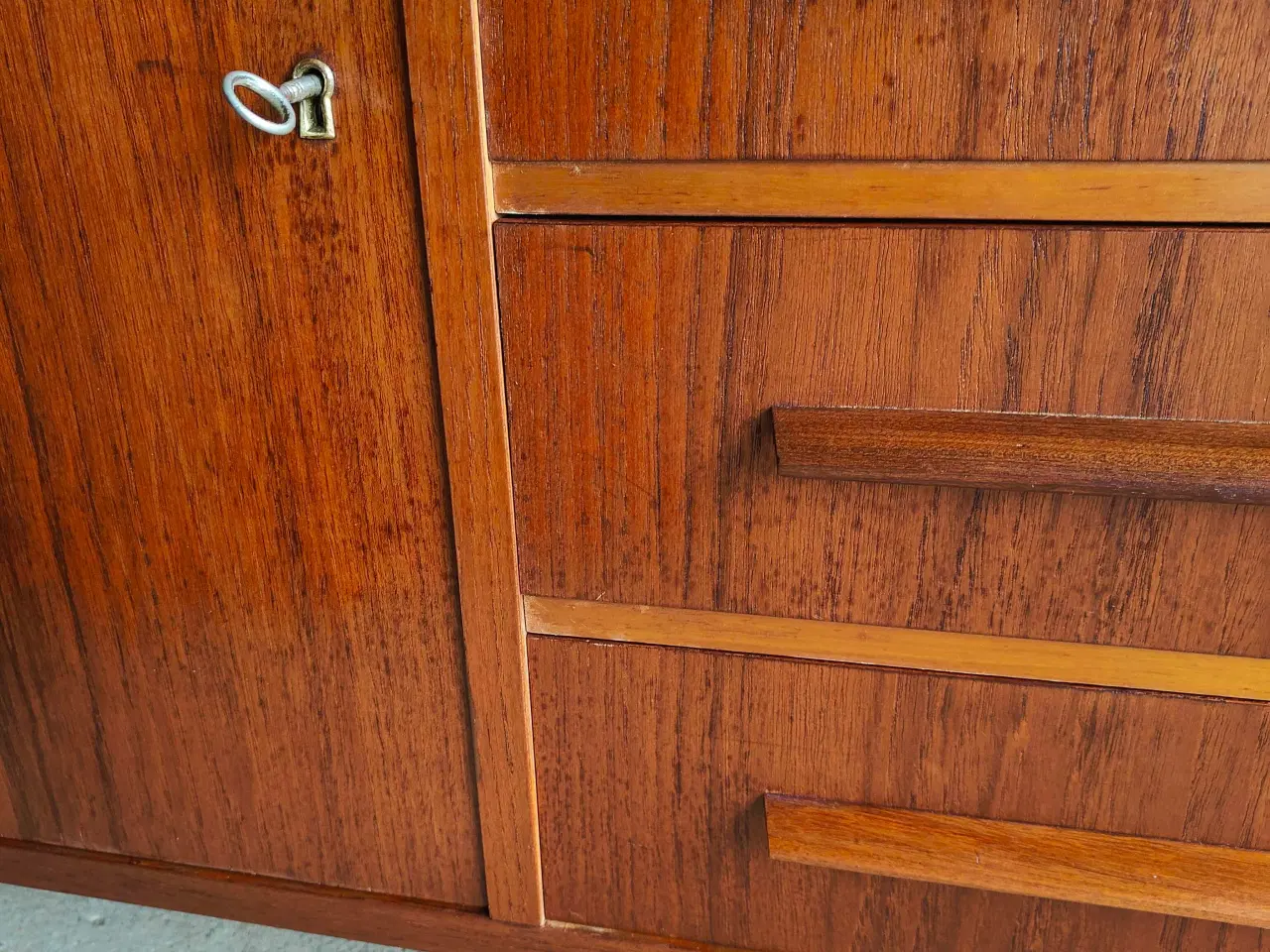 Billede 5 - Mindre lav teaktræs skænk med skuffer og låge