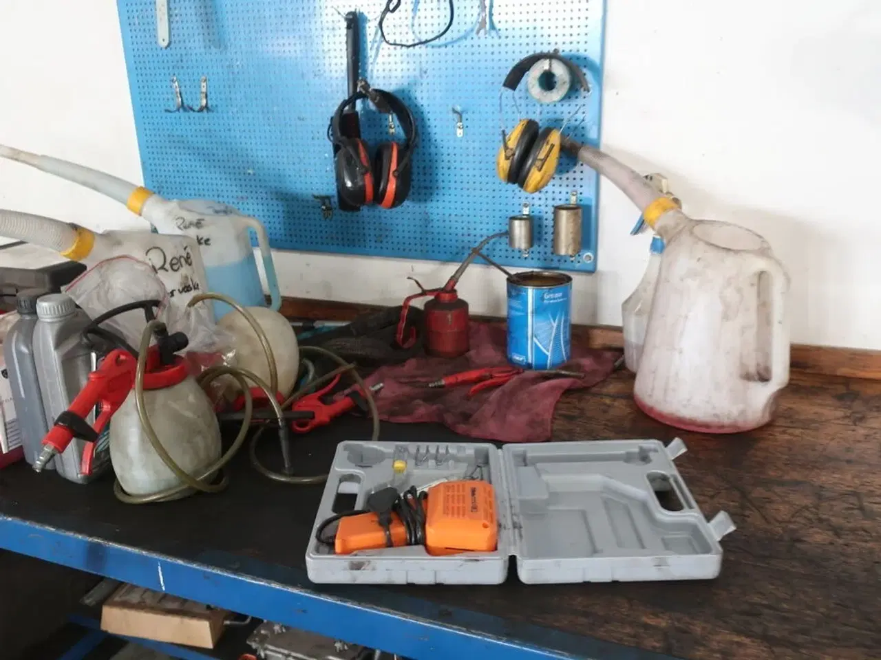 Billede 7 - Værkstedsbord med indhold, tavle samt papirdispenser