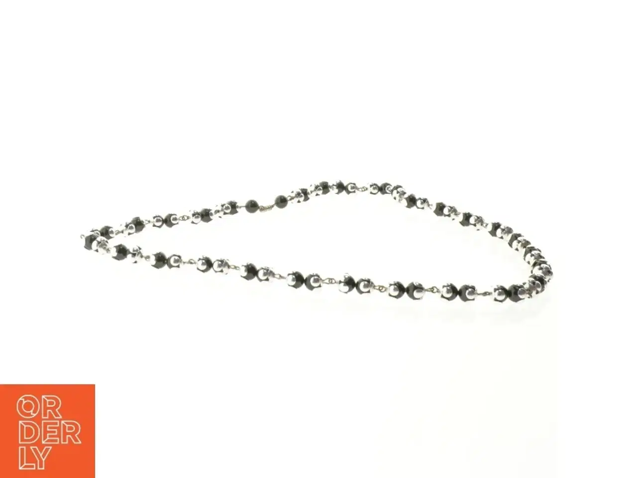 Billede 3 - Halskæde med sorte perler og sølvfarvede led (str. 40 cm)