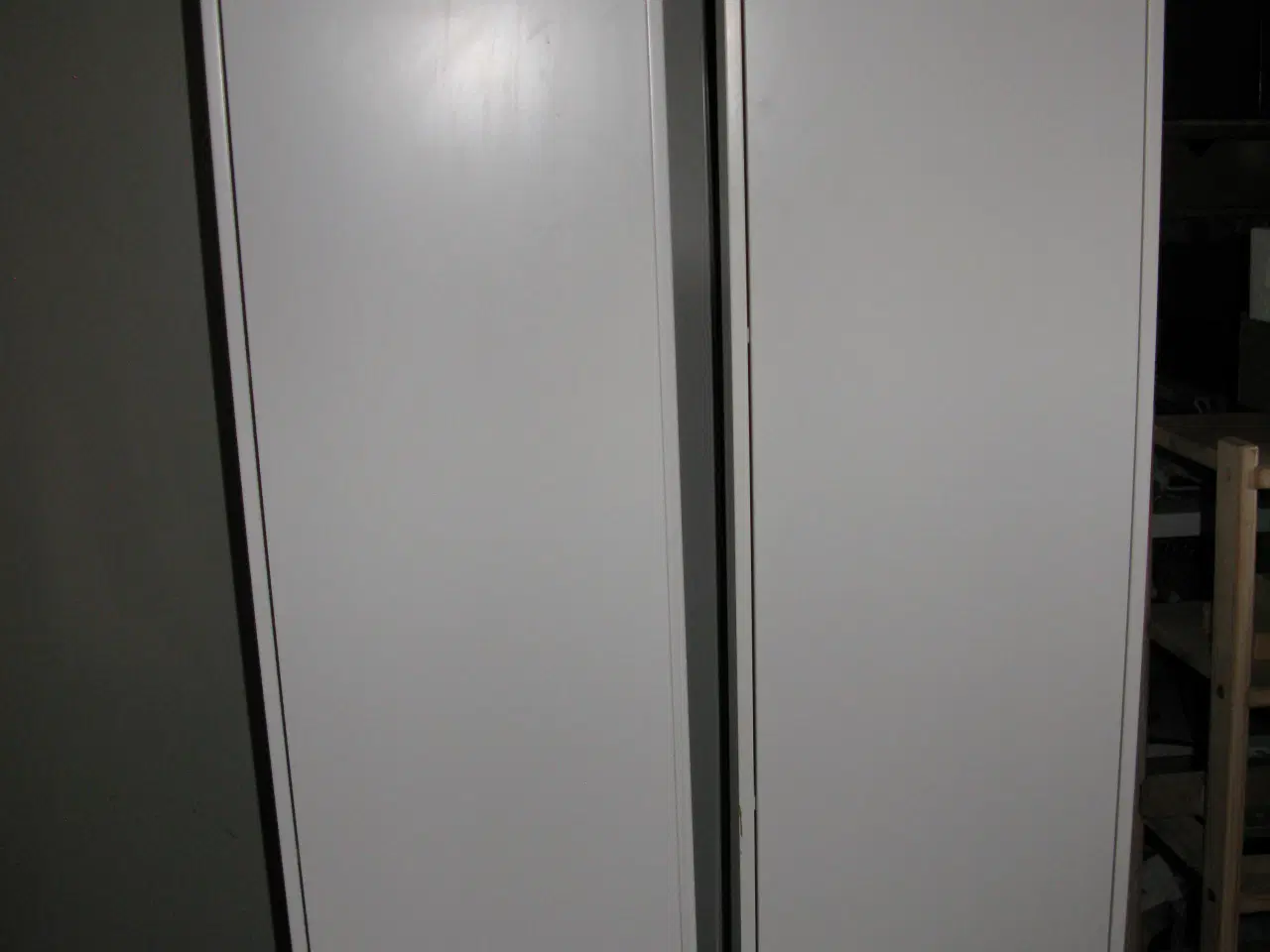 Billede 2 - 2 stk hvidlakerede væghængte skabe.