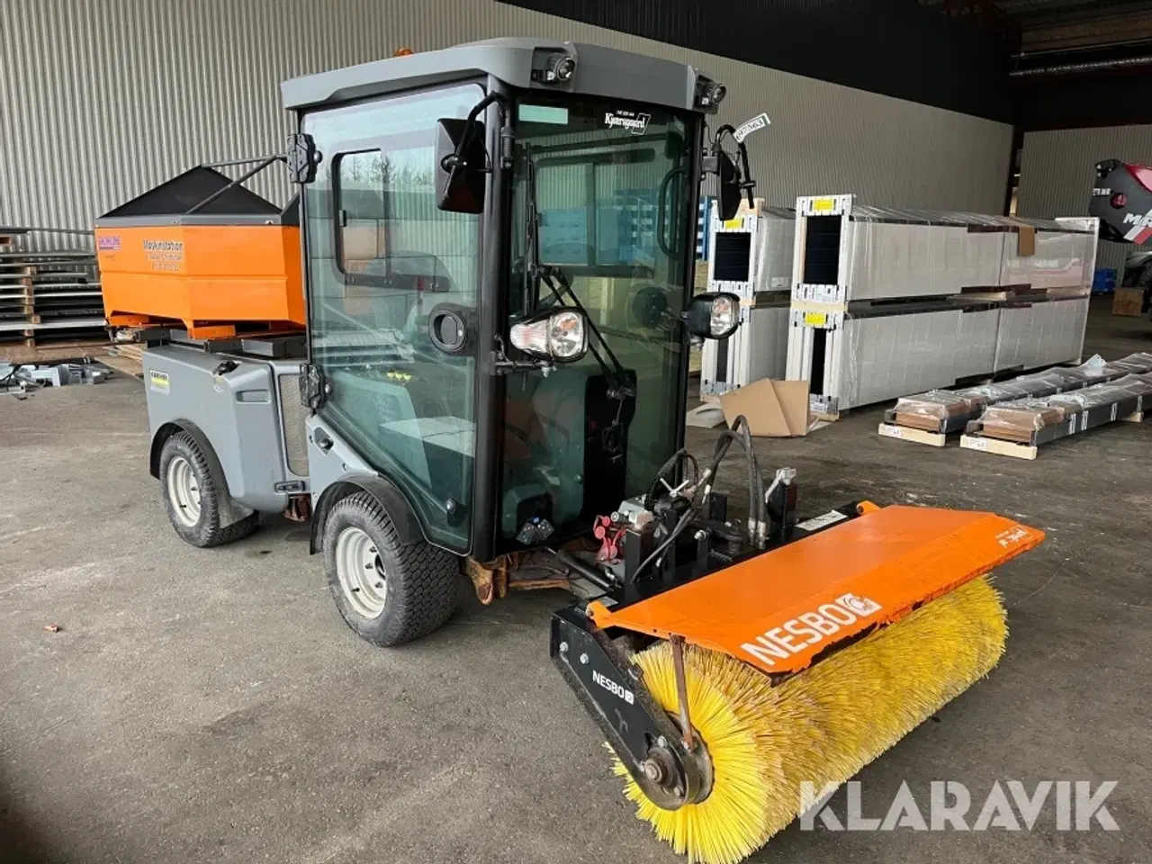 Billede 3 - Redskabsbærer Kärcher MIC 35 med kost og saltspreder