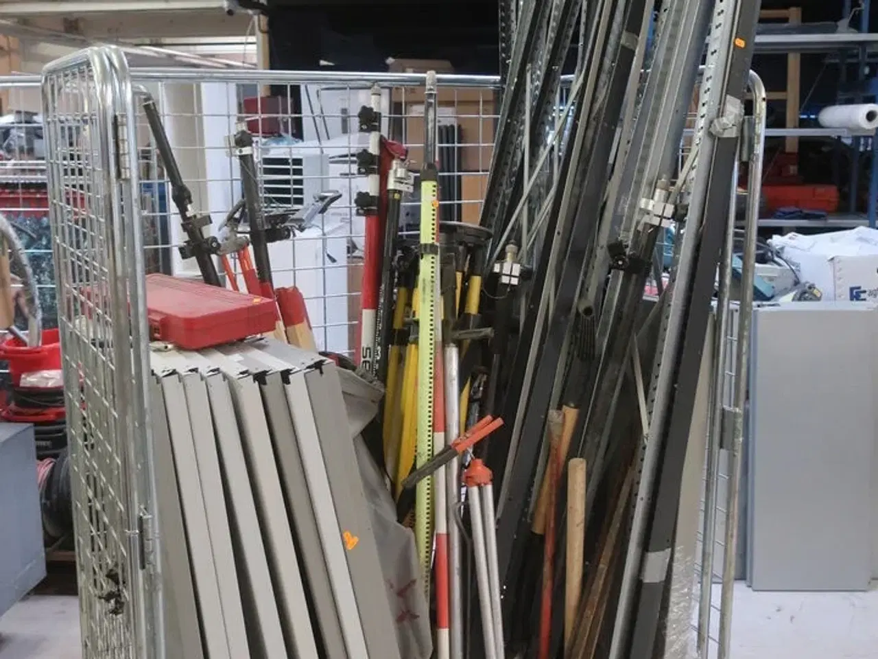 Billede 1 - Div. Reoler, målestativer, pinde