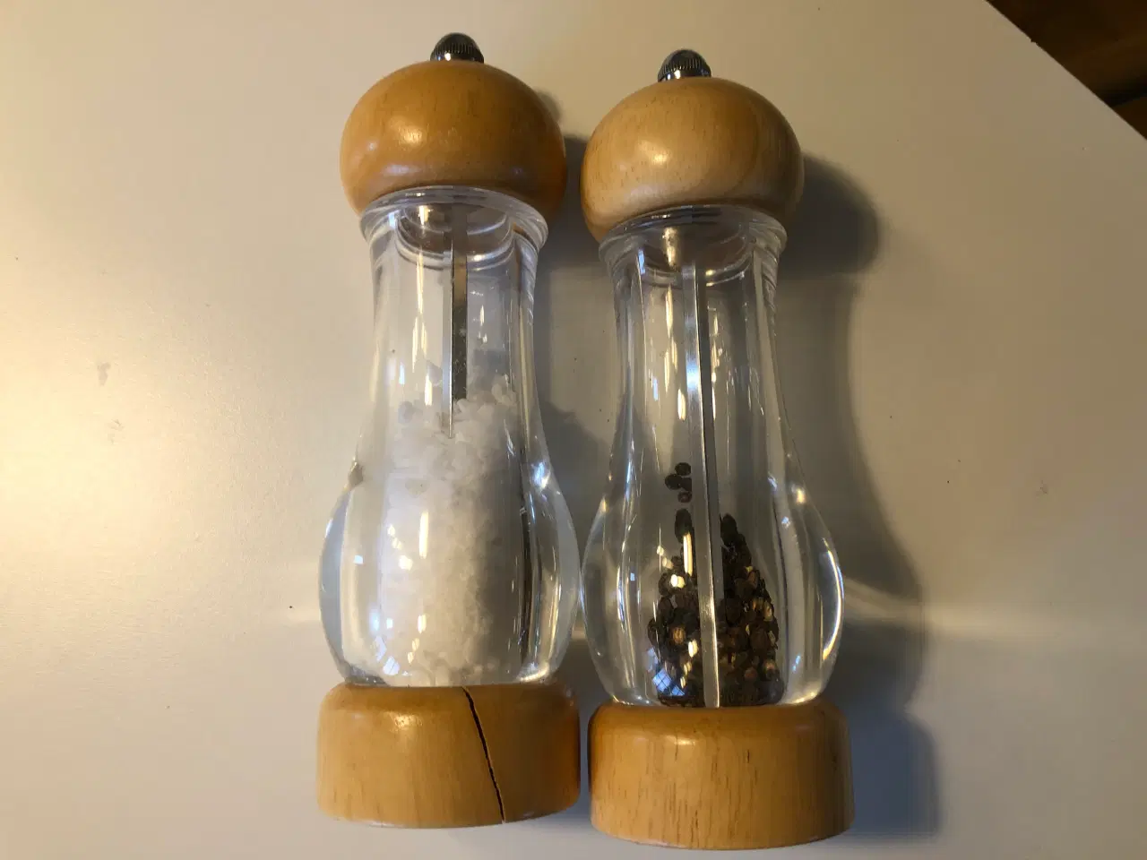 Billede 9 - Salt og Pebersæt i lyst træ og acryl