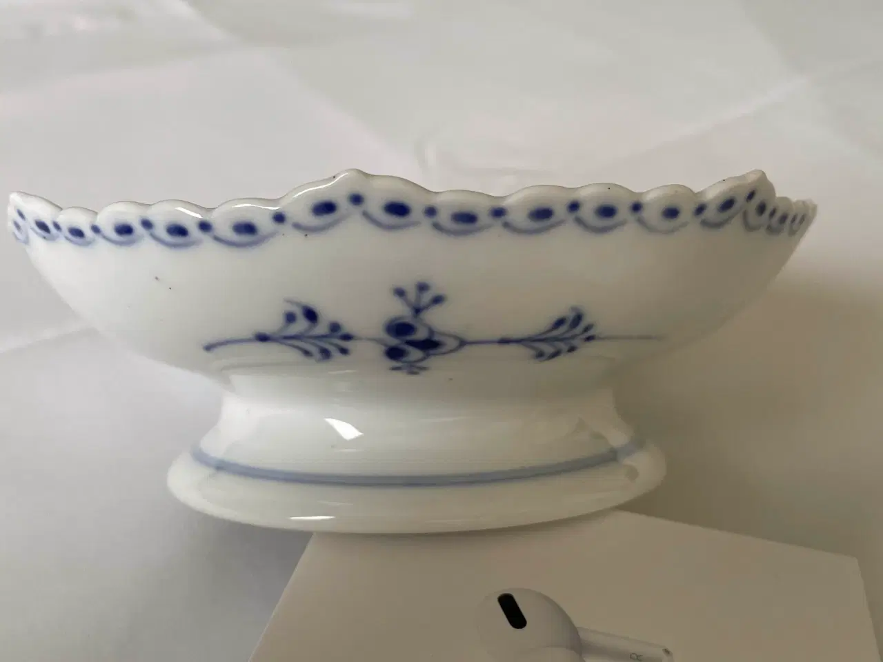 Billede 4 - Skål på fod, musselmalet halvblonde, Kgl. Porcelæn