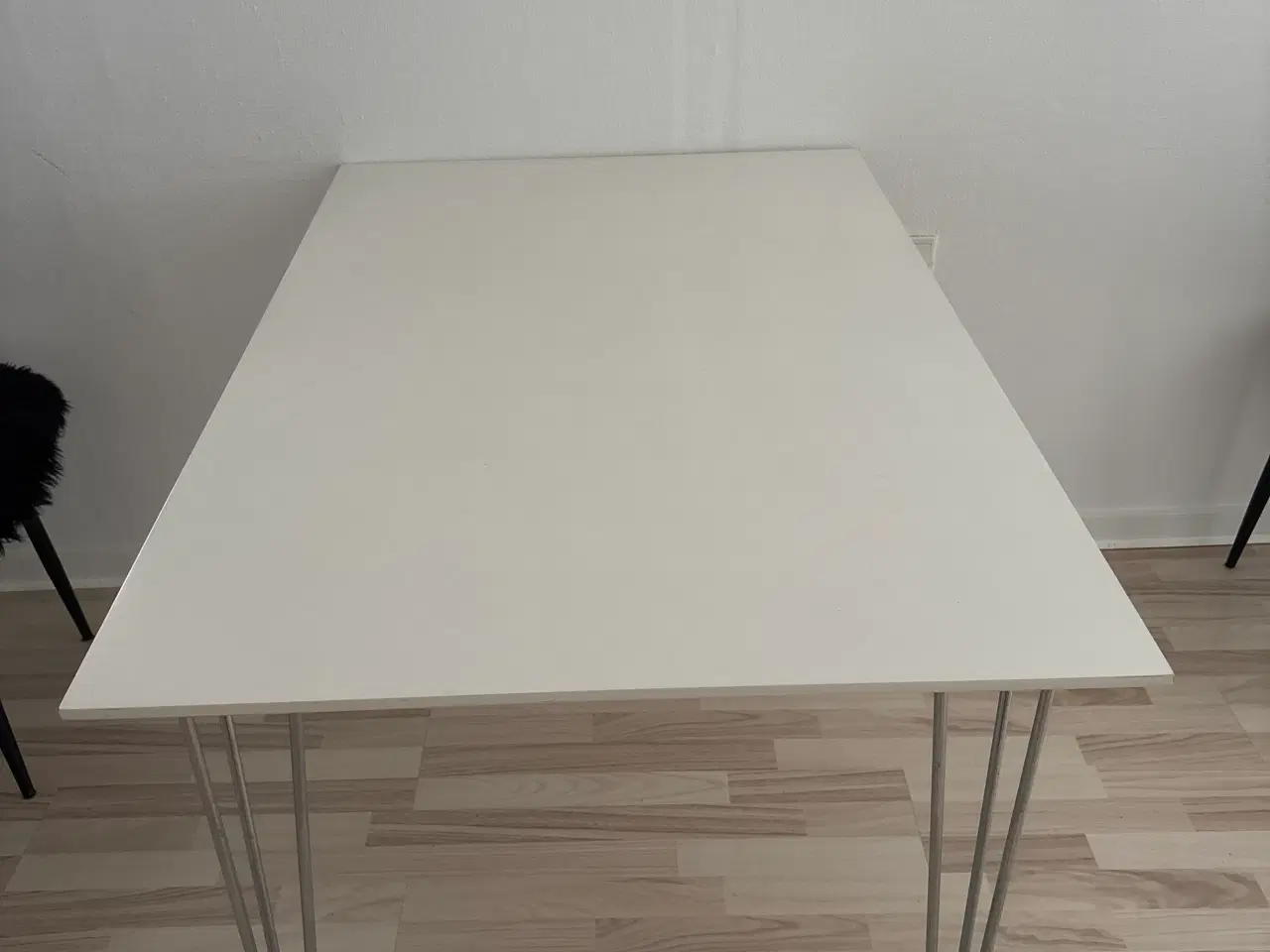 Billede 1 - Hvidt spisebord sælges
