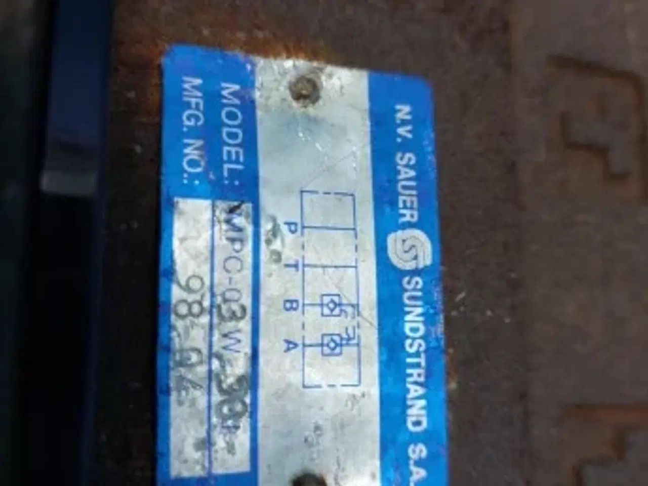 Billede 5 - New Holland FX38 Ventilblok 84069154