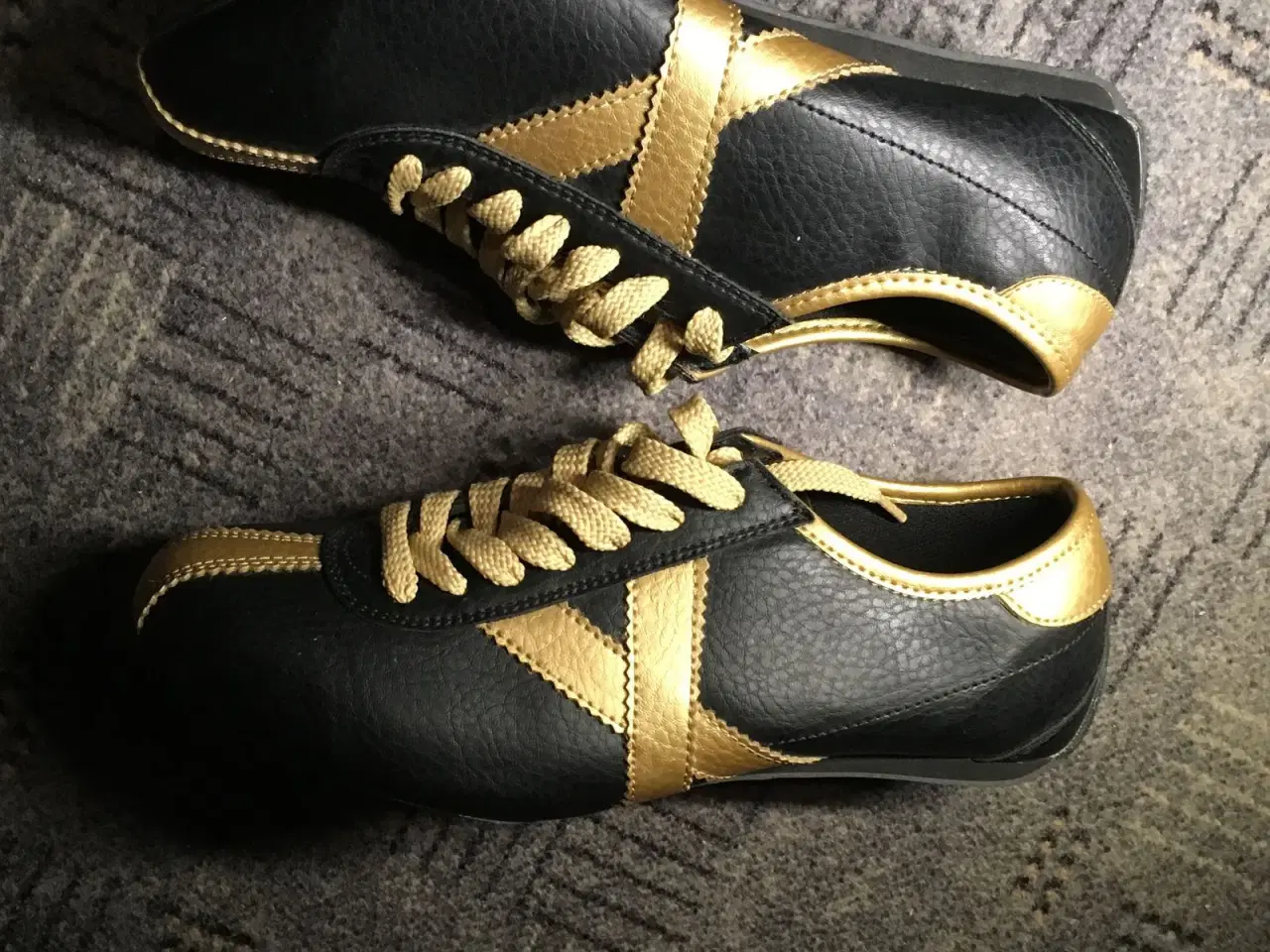 Billede 3 - Lækker par sko i sort og guld