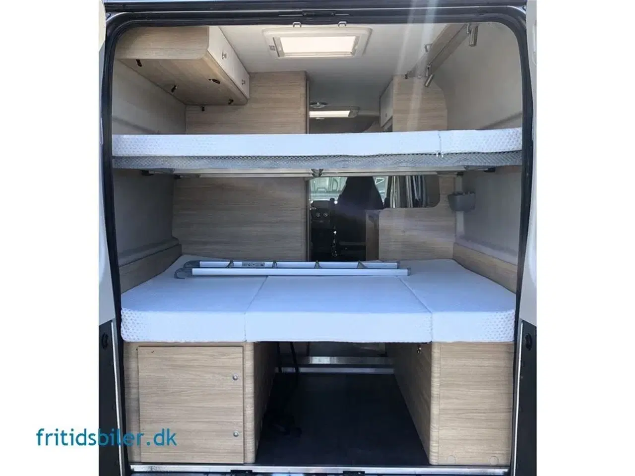 Billede 4 - 2022 - RoadCar R 601 140 Hk   Roadcar R601 med køjer og 4 sovepladser den smarte lille campervan til familien på 4