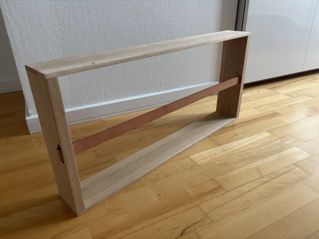 Billede 1 - SKAGERAK NORR magasinholder – Eg/Læder – 77×12×37 