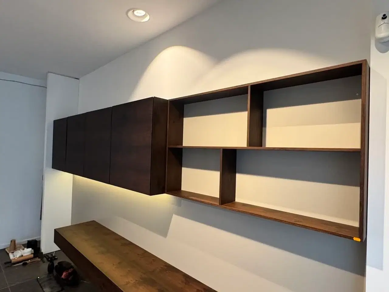 Billede 2 - Boform snedker væghængt møbel i røget eg