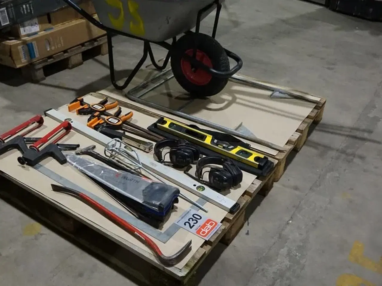 Billede 1 - Ass. Håndværktøj fra firmabil samt trillebør