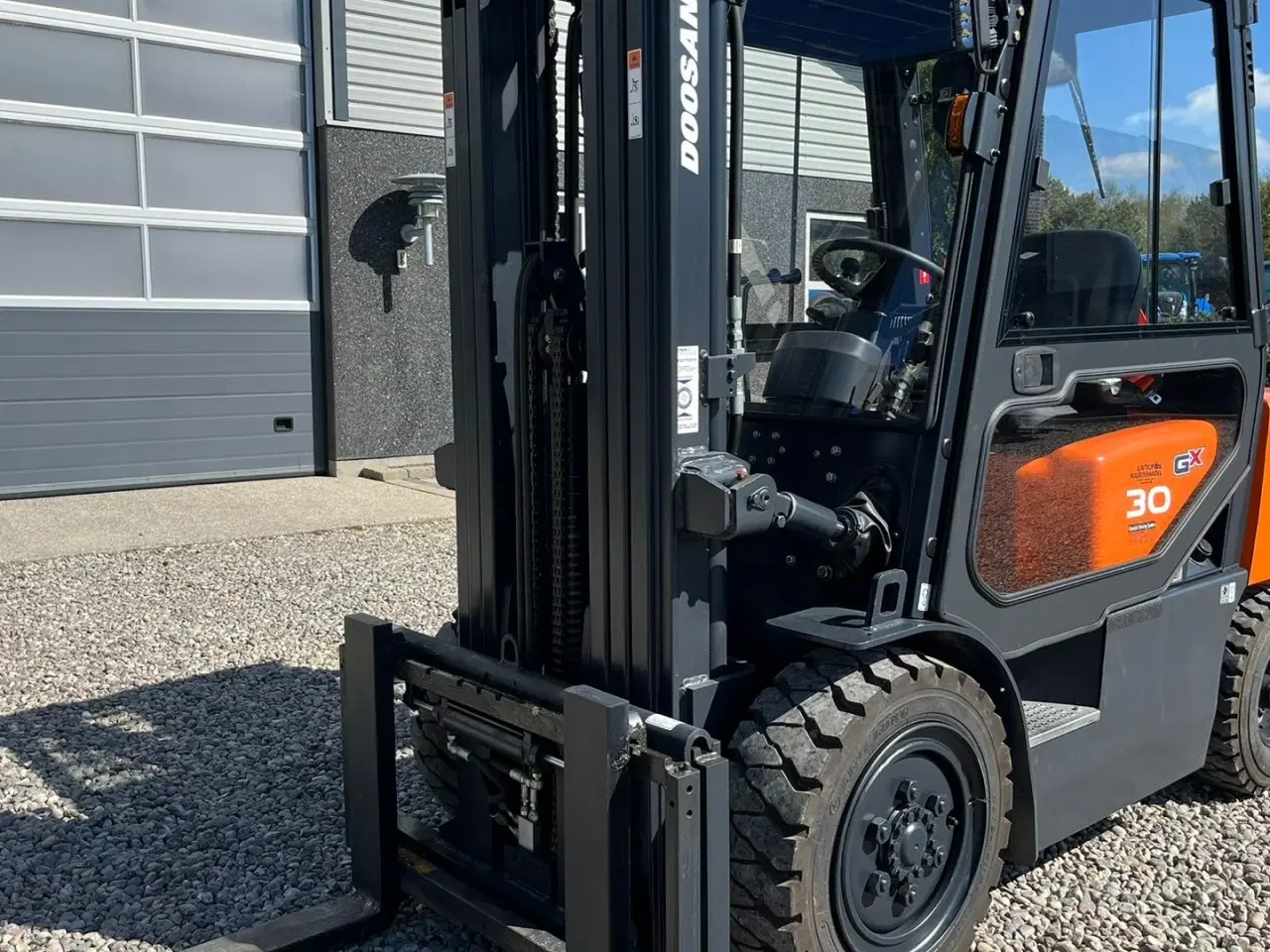 Billede 2 - Doosan D30 G med kabine og KUN 57 TIMER FRA NY, MED TIME GARENTI