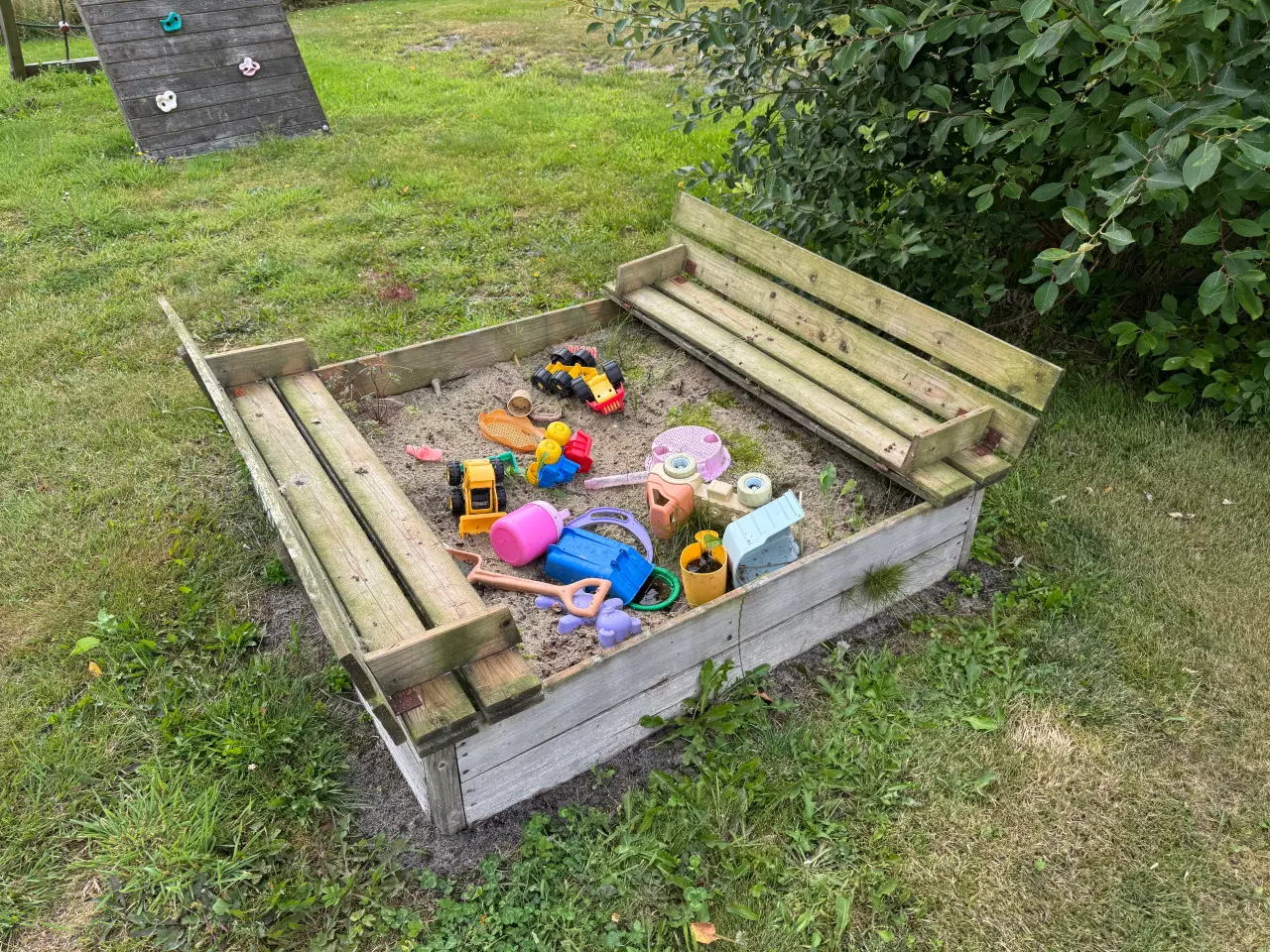 Billede 1 - Sandkasse med sand:)
