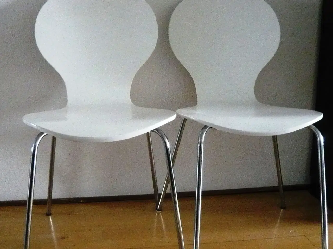 Billede 1 - 2 hvide spisebordsstole