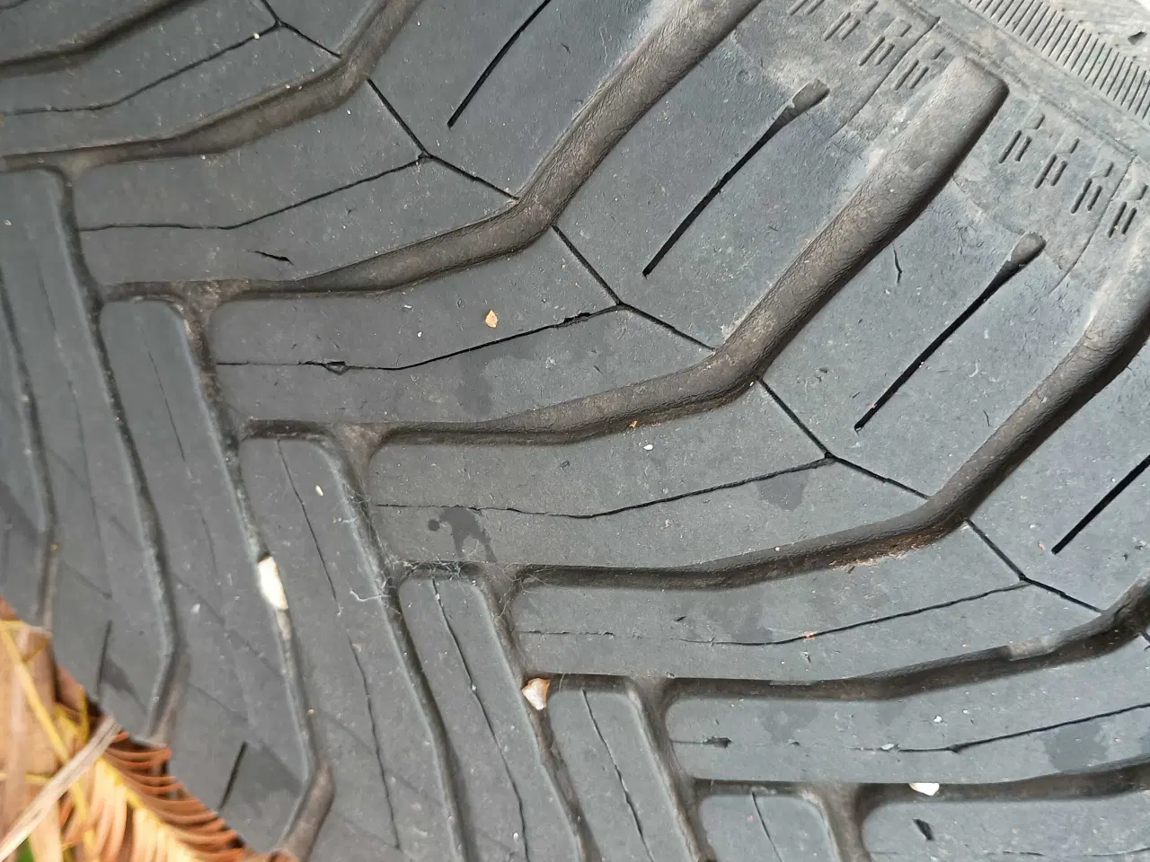 Billede 3 - Helårsdæk på alufælge 