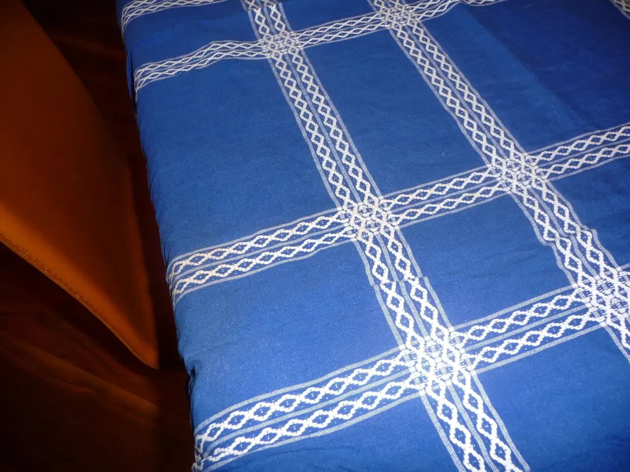 Billede 3 - gammel blå dug, med hvid mønstre