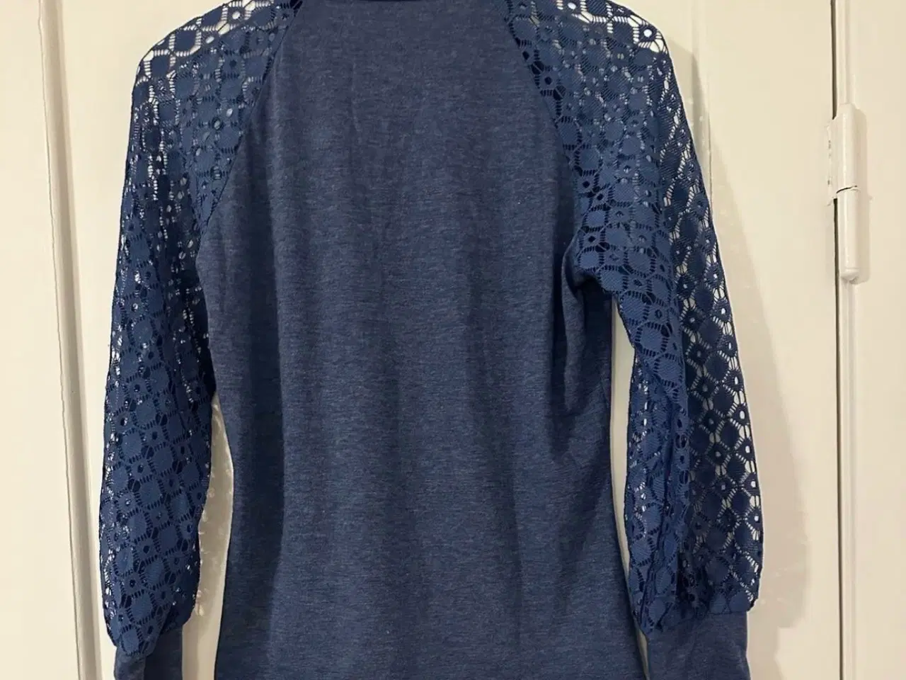Billede 2 - Smuk blå bluse med fine blondedetaljer