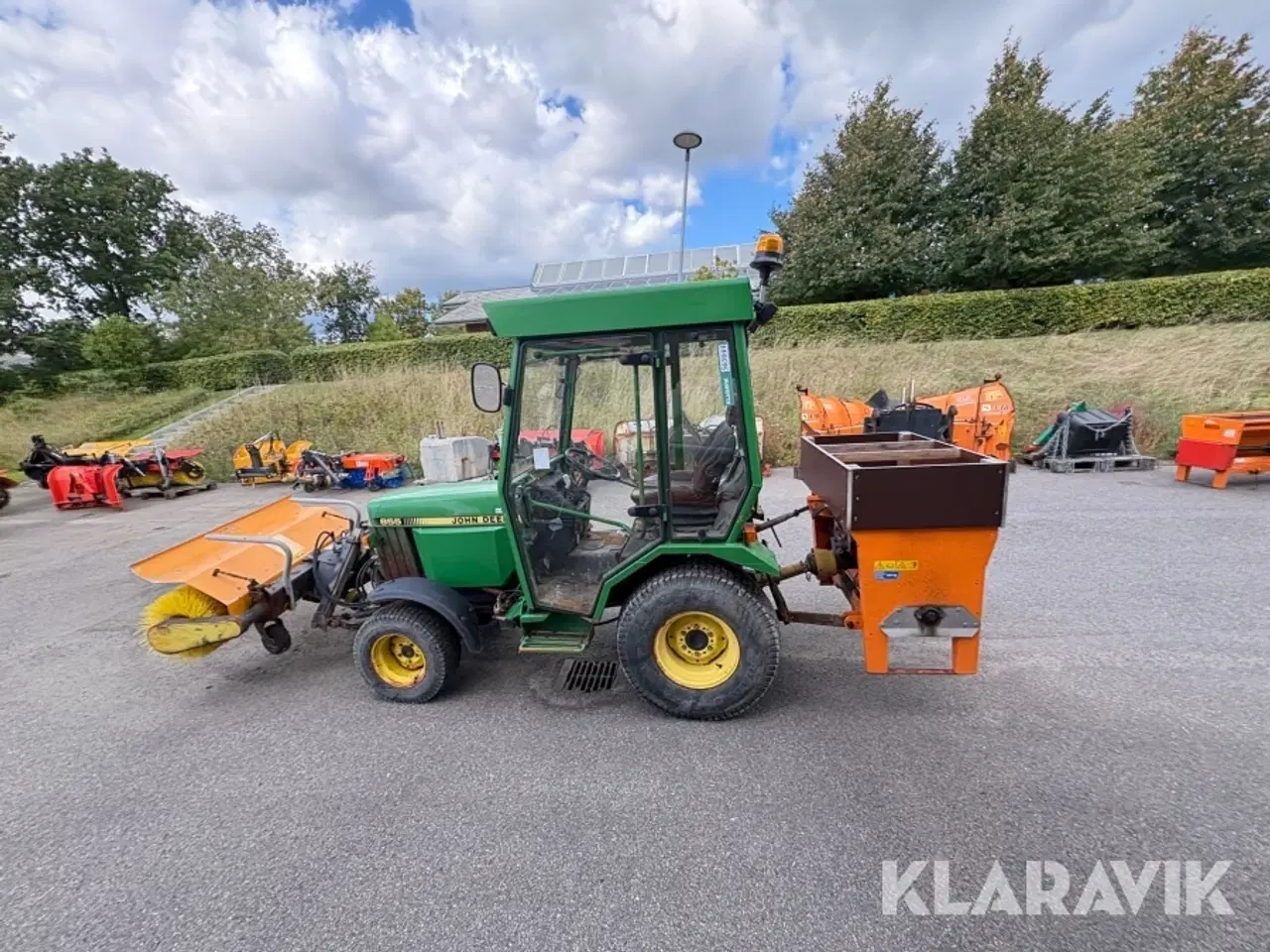 Billede 6 - Traktor John Deere 855 med kost og udlægger