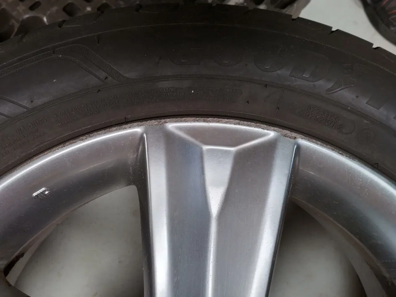 Billede 3 - Sommerdæk, næsten nye Goodyear 215-55-17 med Fælge